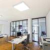 Raumteiler Schiebetürsystem von door360 – industrielle Optik mit schwarzen Sprossen, Büro München.