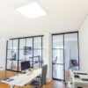 Büro-Raumteiler im Loftstil – schwarze Schiebetüren mit Sprossen von door360, offene Arbeitsbereiche strukturieren.