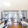 door360 Raumteiler Schiebetüren mit Glas und schwarzen Sprossen, moderne Bürotrennung in München.