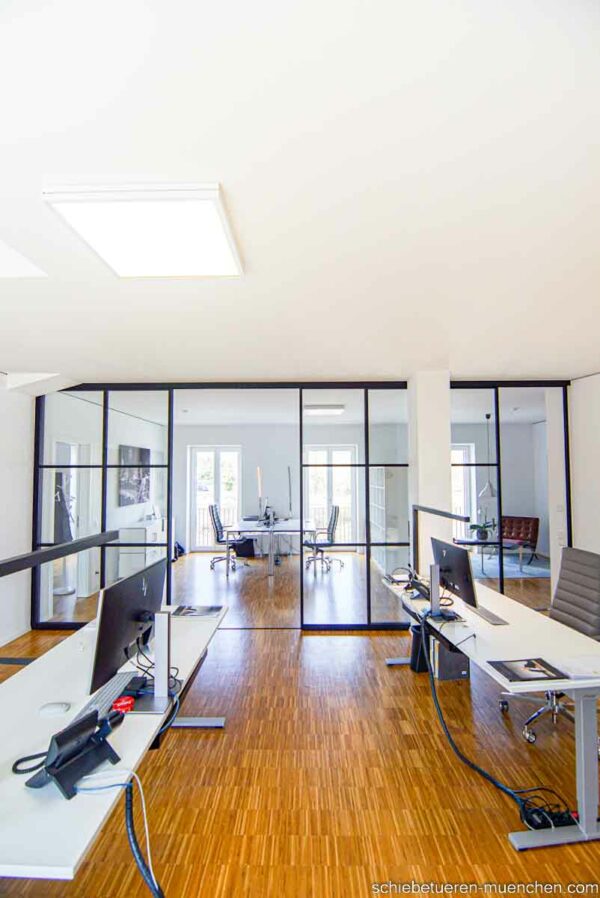 door360 Raumteiler Schiebetüren mit Glas und schwarzen Sprossen, moderne Bürotrennung in München.