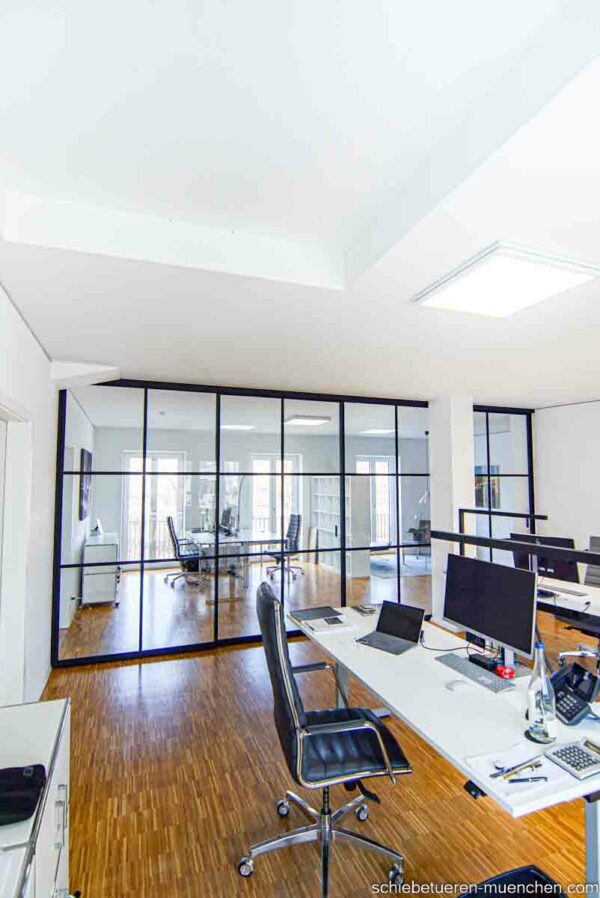 Büro-Raumteiler aus Klarglas mit schwarzen Sprossen, flexible Schiebetürlösung von door360.