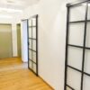 Loft-Design Glasschiebetür mit Klarglas und Sprossen, anthrazitfarbener Rahmen, Raumtrennung Küche-Wohnzimmer
