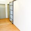 Loftstil-Glasschiebetür mit Sprossen in Anthrazit, VSG Klarglas, für die offene Verbindung zwischen Küche und Wohnen.