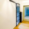 Glasschiebetür mit Sprossenoptik in Anthrazit, Klarglas-Ausführung, eleganter Übergang von Küche zum Wohnraum.