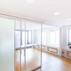 Große Schiebetür-Raumteiler-Anlage aus Glas ermöglicht variable Nutzung des Konferenzraums.