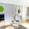 Raumteiler zwischen Flur und Wohnzimmer aus Klarglas mit weißen Sprossen, Profilfarbe Weiß – door360 Schiebetüren.