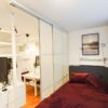 Raumteiler mit weißem Sprossenprofil im Loft-Stil – Schiebetür zwischen Wohn- und Schlafbereich in München.