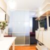 Schiebetür mit weißem Sprossendesign im Loft-Stil, eingesetzt als Raumteiler in einer Münchner Wohnung.