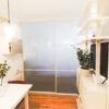 Loft-Schiebetür in Weiß mit Sprossenprofil – funktionaler Raumteiler zwischen Schlaf- und Wohnbereich.