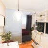 Weiße Loft-Schiebetür mit Sprossen als Raumteiler, individuell gefertigt von doo360 Schiebetüren München.