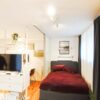 Schiebetür im Loft-Design mit weißem Sprossenrahmen – moderne Raumteilung in Wohnung