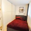 Eleganter Raumteiler mit weißer Loft-Schiebetür und Sprossenprofil, gefertigt von door360 Schiebetüren München.