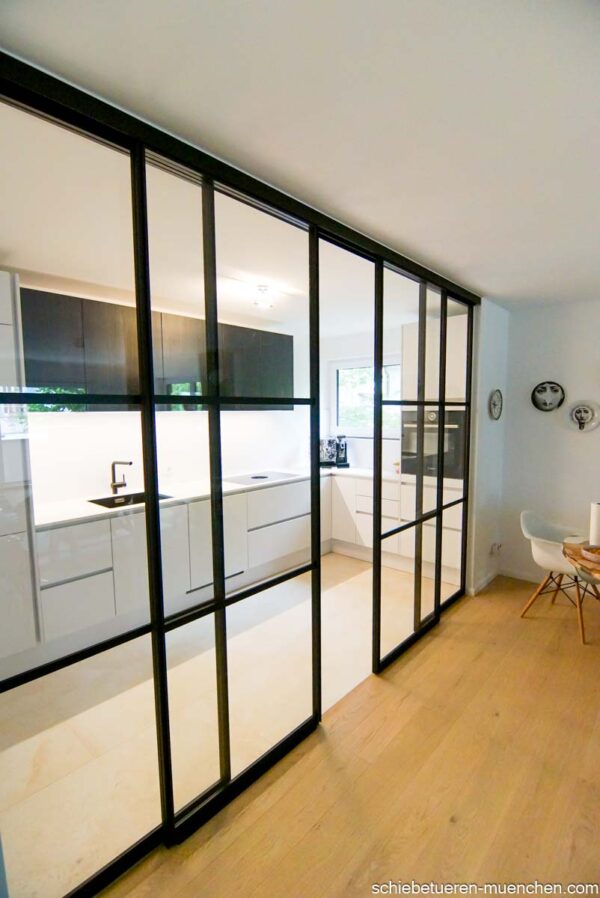 Raumteiler Loft-Schiebetüren seitliche Ansicht, schwarze Profile, klare Glasfelder, teilgeöffnet – door360.